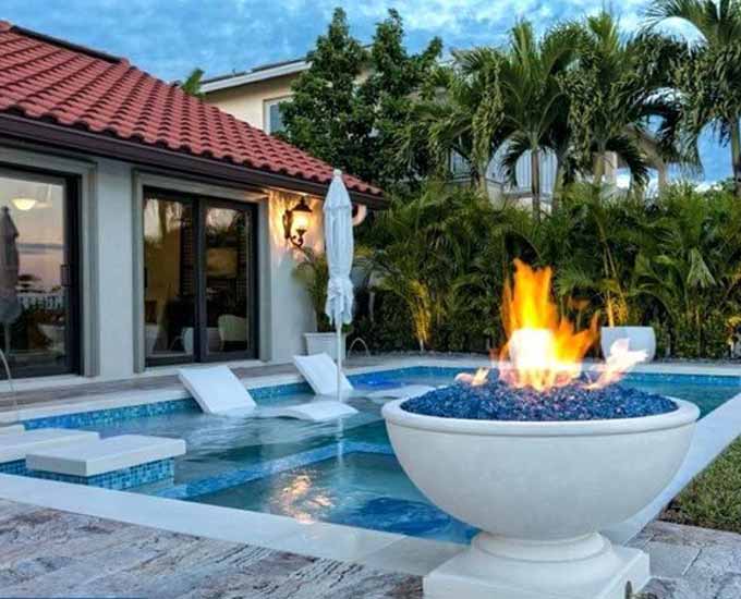 تلفیق پرگولا و آبنمای آب و آتش در طراحی نمای ویلا