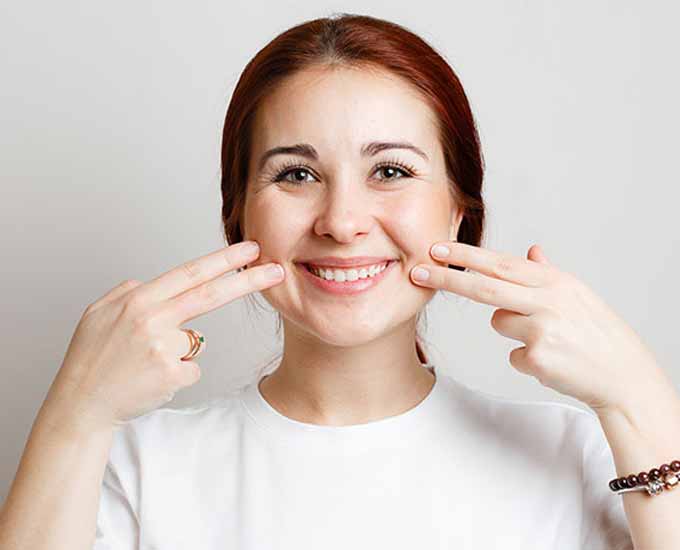 یوگای صورت برای خط خنده، افتادگی لب و پلک