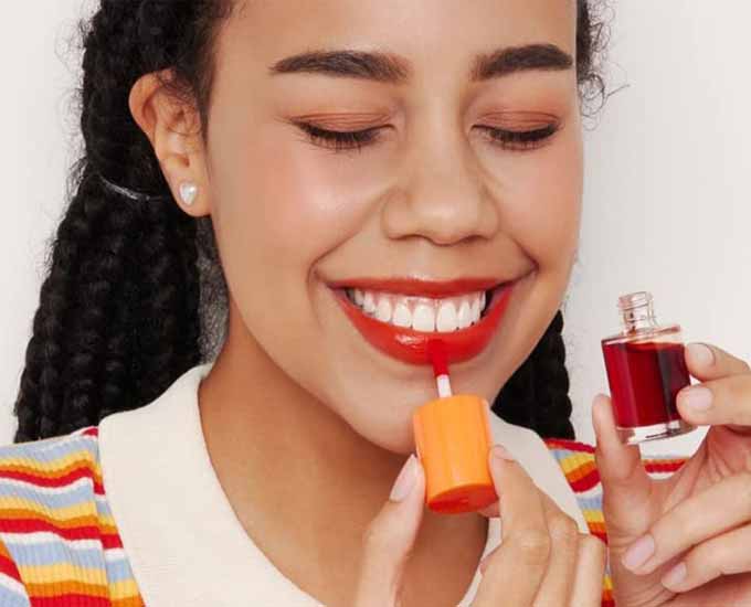 تینت چیست و چگونه در آرایش لب، صورت و مژه کاربرد دارد؟