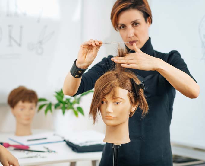 مزایای شرکت در دوره های آموزش آرایشگری زنانه