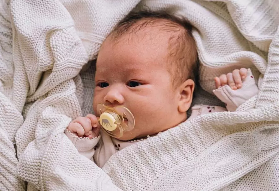 استفاده از پستانک برای دندان درآوردن نوزادان + نکات