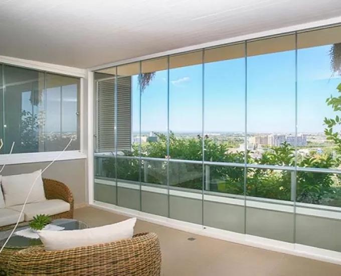 ایجاد زیبایی در نمای ساختمان با نصب شیشه بالکن