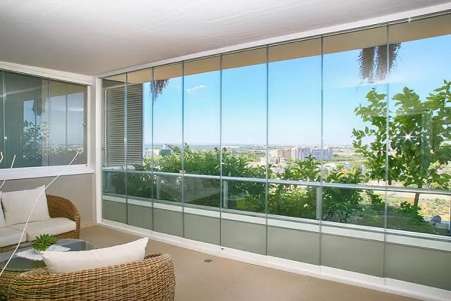 ایجاد زیبایی در نمای ساختمان با نصب شیشه بالکن