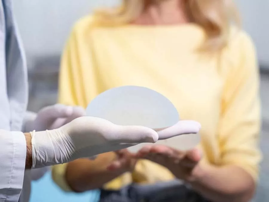 آشنایی با عوارض و خطرات احتمالی پروتز سینه