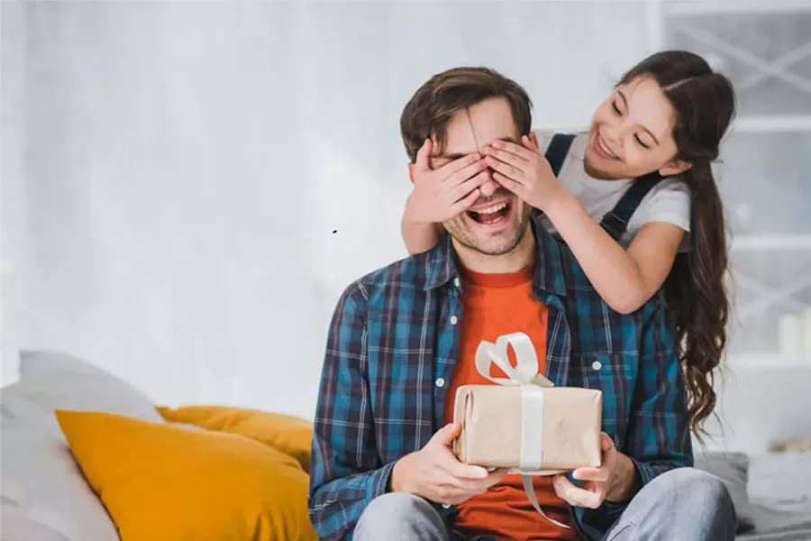 12 ایده برای روز پدر و معرفی انواع هدیه‌ها برای سورپرایز پدرها