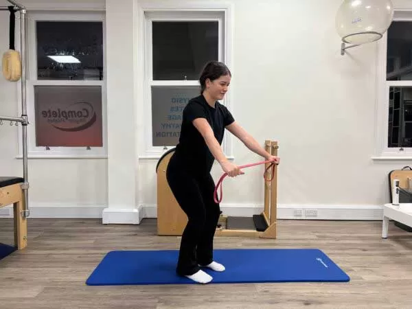 تمرین ارتفاع شانه با مقاومت (Resisted Shoulder Raise)