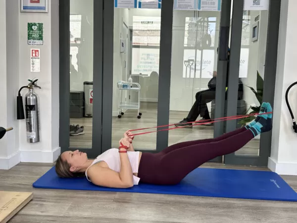 تمرین بلند کردن پاها و پایین آوردن آنها (Leg lift and lowers)