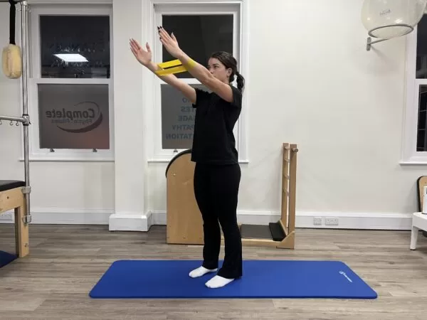 تمرین پرواز شانه خمیدهای (Bent Over Shoulder Fly)