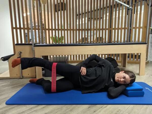تمرین بالا بردن پاها در حالت خوابیده به پهلو (Side lying hip raises)