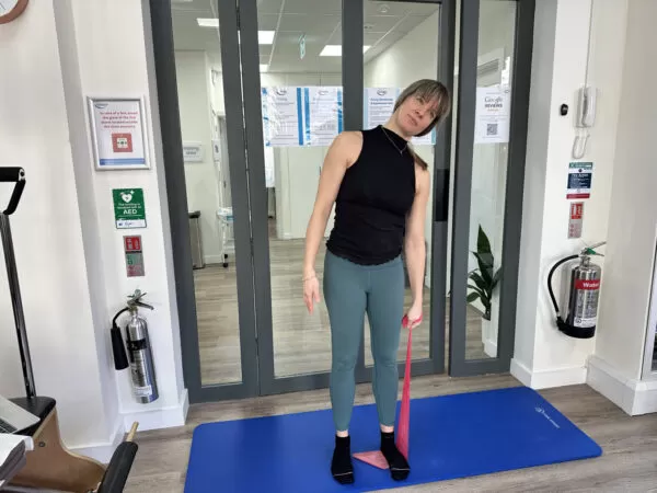 تمرین پیلاتس خم شکمی ایستاده (Standing oblique side bends)