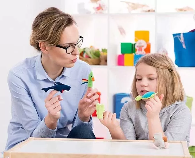 اهمیت شرکت در کلاس های بازی درمانی کودک