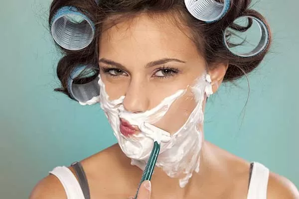 استفاده از ژیلت، یکی از روش‌های رفع موهای زائد