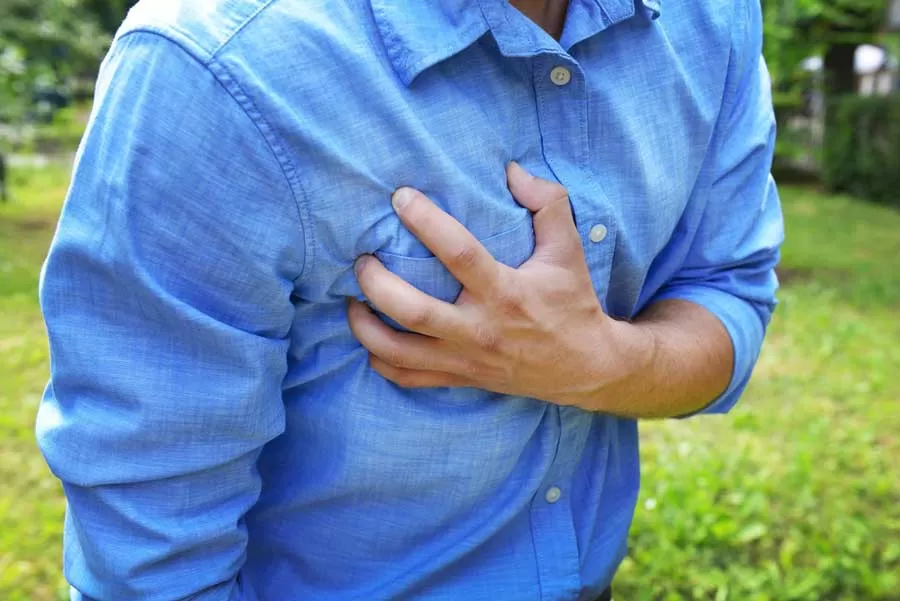 علت های درد قفسه سینه در زنان و مردان؛ درد سمت راست سینه خطر ناک است؟