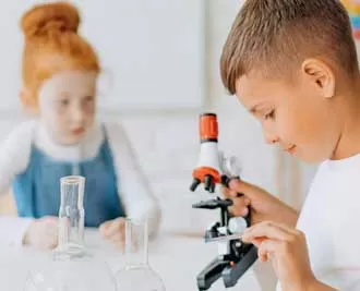 چرا میکروسکوپ می‌تواند خلاقیت علمی کودکان را افزایش دهد؟
