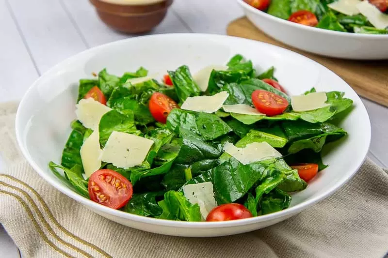 سالاد رژیمی گوجه فرنگی و اسفناج