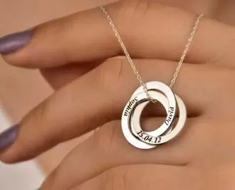 معنی حلقه در گردنبند (نمادی از عشق یا تعهد)