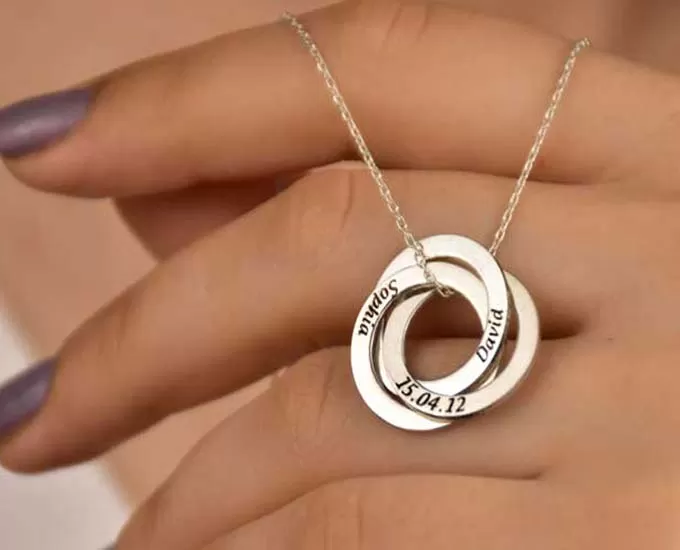 معنی حلقه در گردنبند (نمادی از عشق یا تعهد)