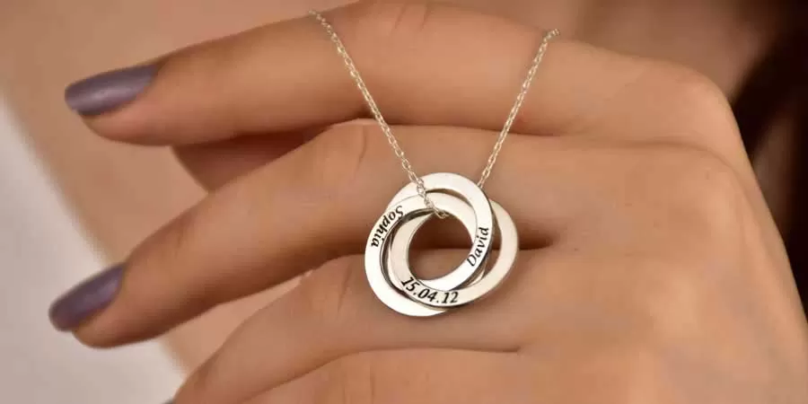 معنی حلقه در گردنبند (نمادی از عشق یا تعهد)