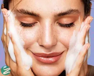 تفاوت فوم و ژل شستشوی صورت چیست؟ کدام برای پوست من بهتر است؟