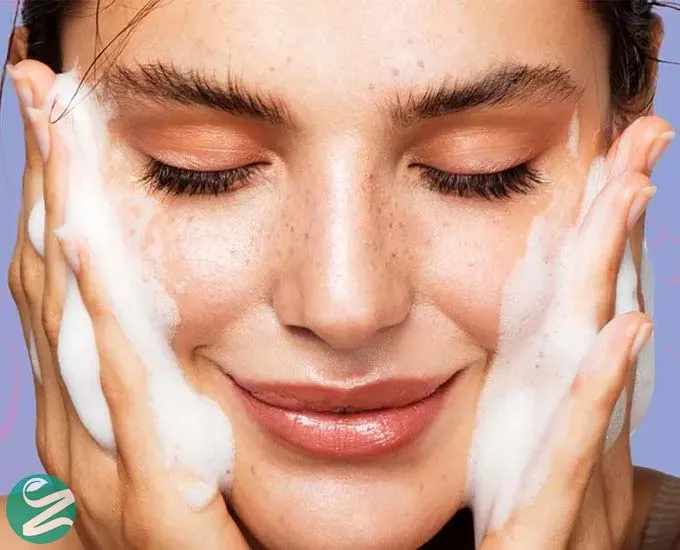 تفاوت فوم و ژل شستشوی صورت چیست؟ کدام برای پوست من بهتر است؟