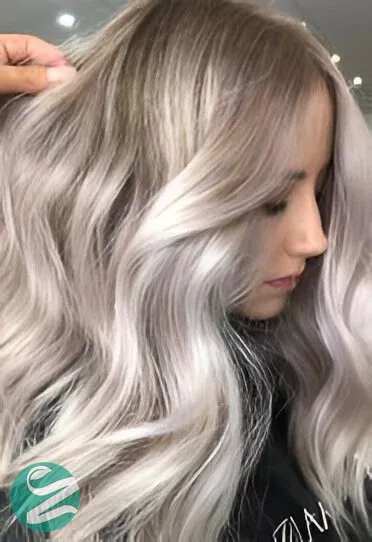 رنگ موهای ترند 2026: بلوند صدفی (Pearl Blonde)