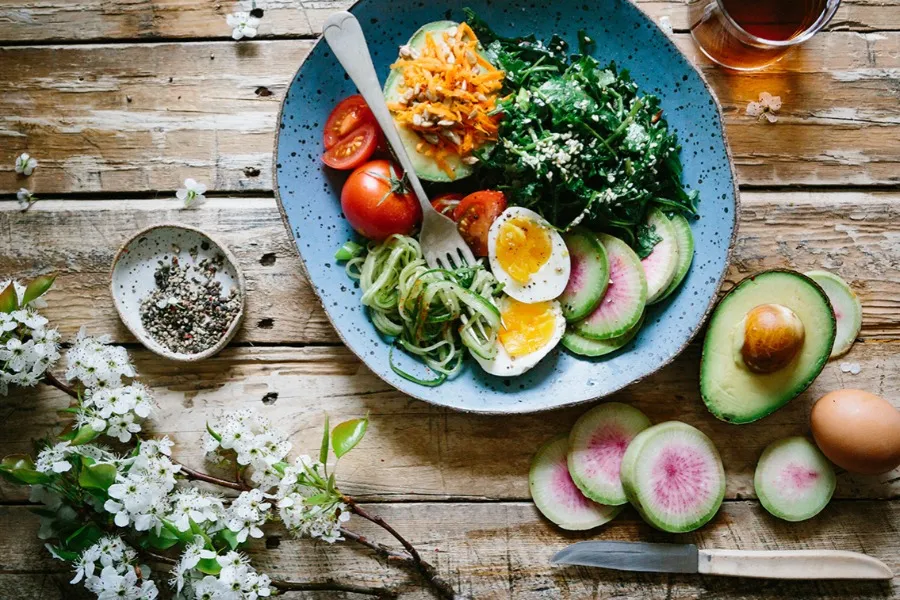 برای زیبا شدن صورت چه بخوریم؟ راهنمای تغذیه برای پوست سالم و شاداب