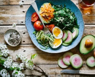 برای زیبا شدن صورت چه بخوریم؟ راهنمای تغذیه برای پوست سالم و شاداب