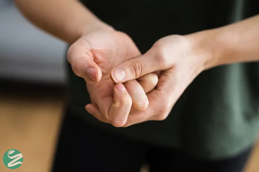 آیا شکستن قولنج باعث آرتروز می‌شود؟ بررسی علمی عوارض و خطرات