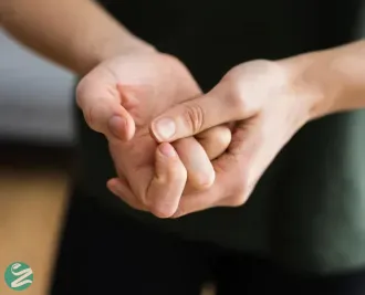 آیا شکستن قولنج باعث آرتروز می‌شود؟ بررسی علمی عوارض و خطرات